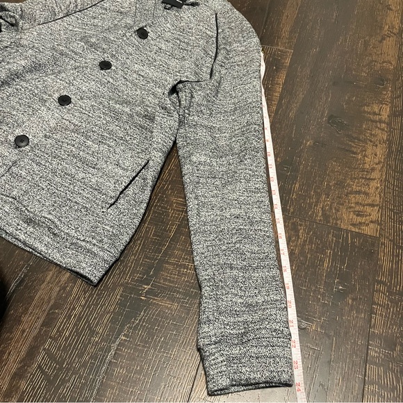 Club Monaco | Grey cardigan with button closure and 2 front pockets - Picture 8 of 9